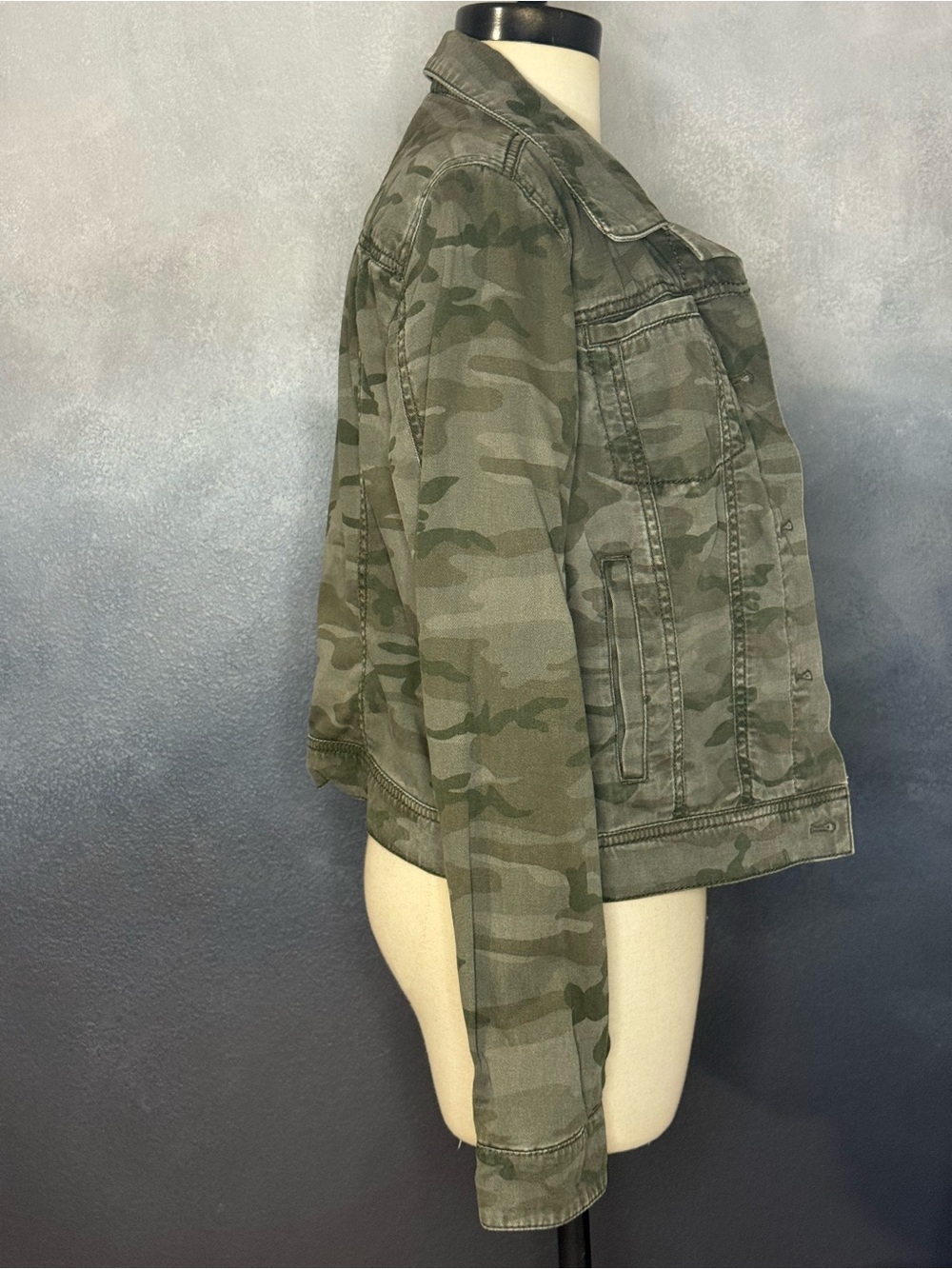 LOFT Green Camo Denim Jacket Women's Medium Cotton Button Front Utility Casual - Picture 3 of 8